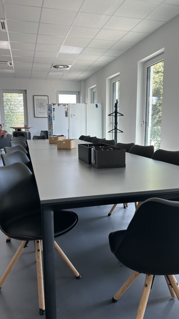 Moderner Schulungsraum der Fahrschule Lex mit Tischen und Stühlen für den Theorieunterricht