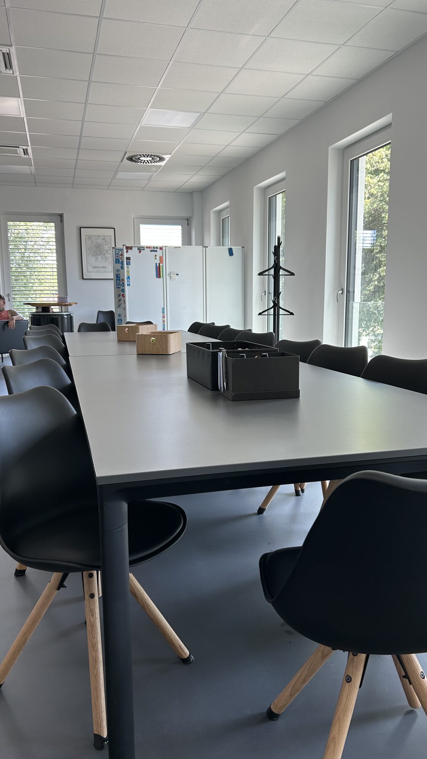 Moderner Schulungsraum der Fahrschule Lex mit Tischen und Stühlen für den Theorieunterricht