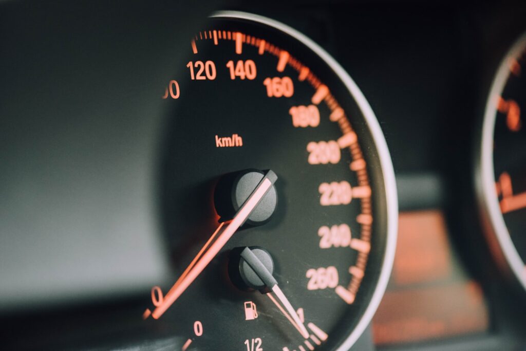 Beleuchteter Tachometer eines Fahrzeugs (KI-generiertes Symbolbild)