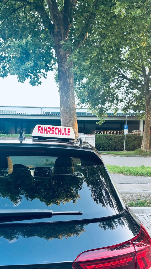 Auto mit Schild Fahrschule LEX Moosburg